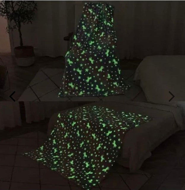 Pachet: Lampa de veghe cu proiectie de stele si luna + Patura copii luminoasa si pufoasa, efect fosforescent